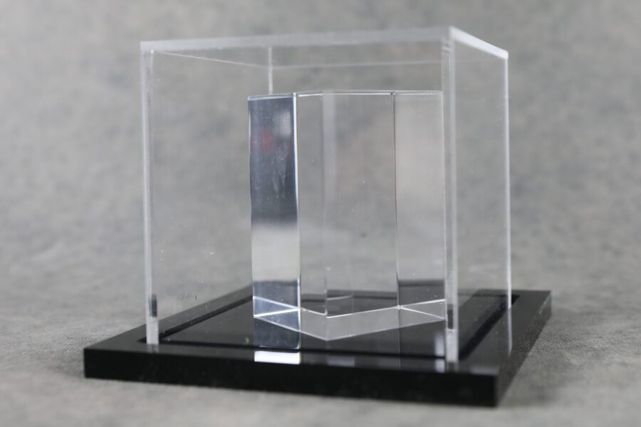 capot-pmma-socle-noir